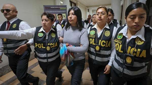 La ex primera ministra Betssy Chávez se encuentra asilada en la Embajada de México. No obstante, cuenta con una orden de detención nacional e internacional
