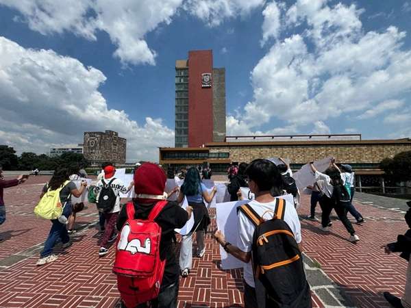 Los universitarios exigen la destitución de su director Armando Tomé González