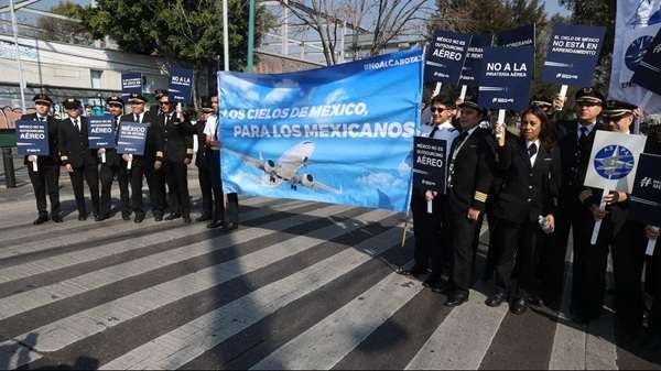 Volaris Pilotos protestan por el permiso que se le concedió a la empresa Volaris para que pueda contratar pilotos extranjeros para vuelos nacionales