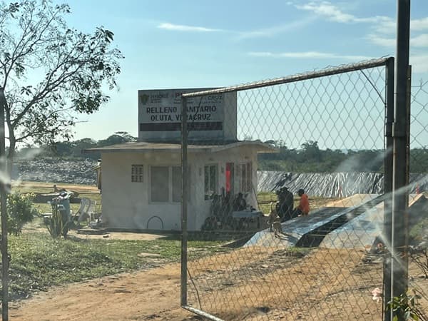 El presidente municipal de Oluta, Jesús Manuel Garduza Salcedo, autorizó el paso de los camiones de basura de Acayucan por la población de Villa Oluta para acceder al relleno sanitario ubicado sobre el camino Oluta-Texistepec, detalló Salomón García.