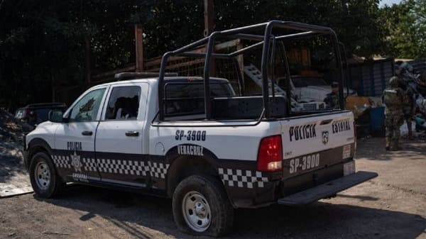 Coscomatepec-Policía Aselmo "N", Jesús "N", Diego "N", Lauro Arturo "N", Dana Natalia "N" y Bonifacio "N" fueron aprehendidos por la Fiscalía General del Estado y son señalados de los delitos de incumplimiento del deber legal y contra la salud.