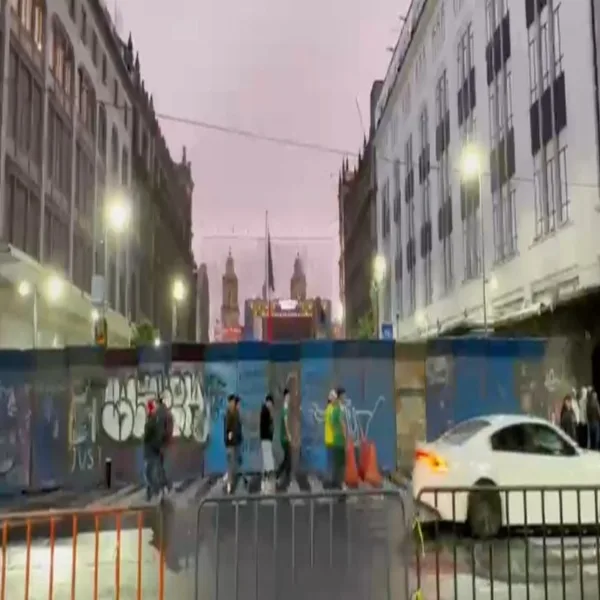 Imagen del Zócalo de la CDMX con vallas y aficionados Aficionados esperando ingresar al Fan Fest del Mundial en el Zócalo